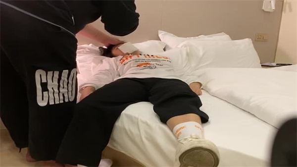 【精选】03年美女同事办公室激情!上司狂操嫩穴高潮连连