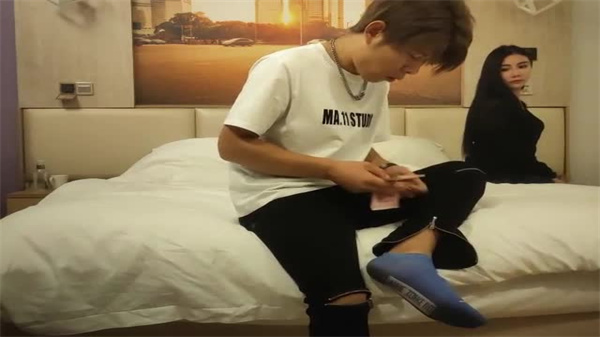 寻花偷拍：天价约炮巨乳肥臀御姐，黑丝高跟激战狂操，浪叫不停！